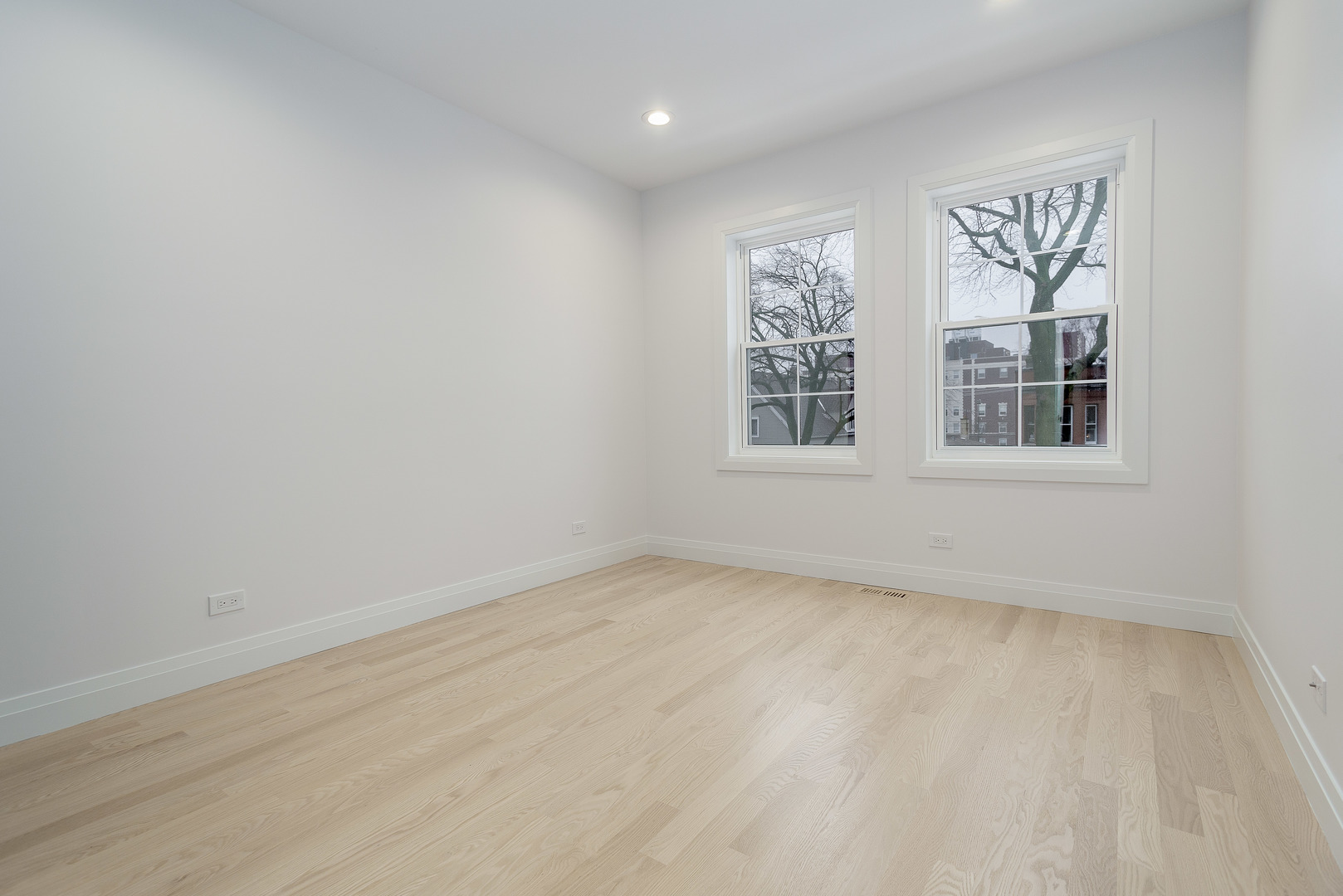 1636 W Carmen Avenue