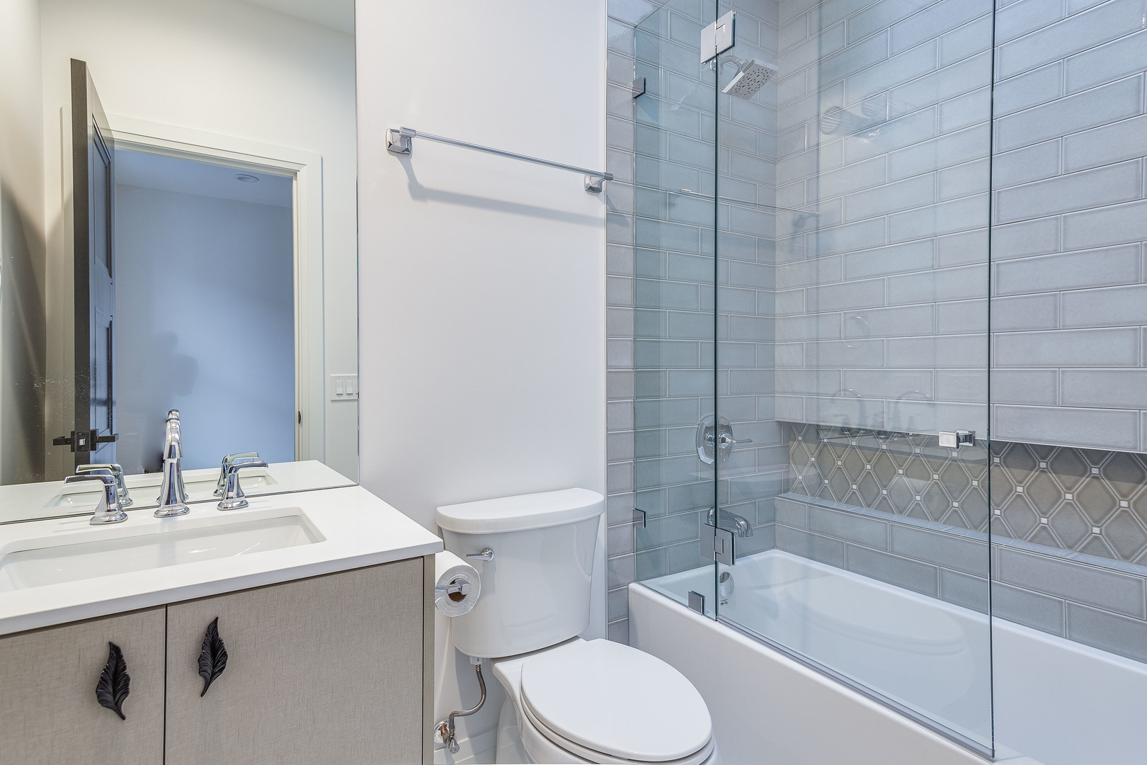 1636 W Carmen Avenue