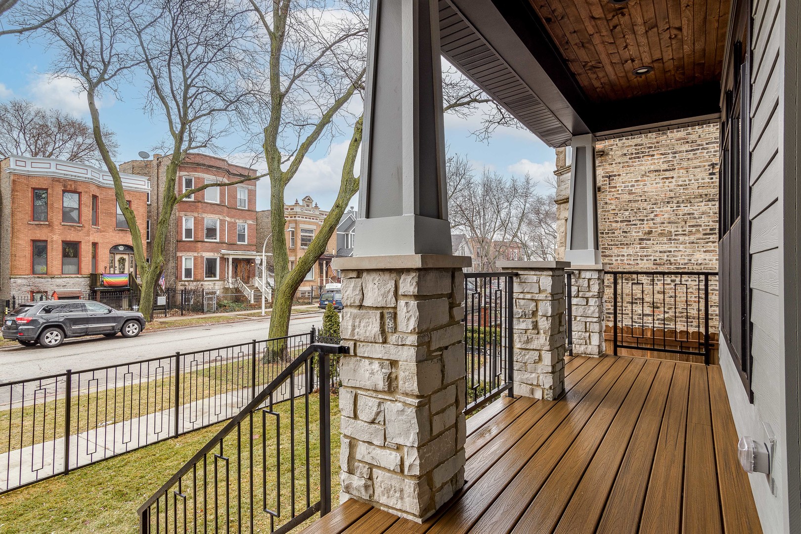 1636 W Carmen Avenue