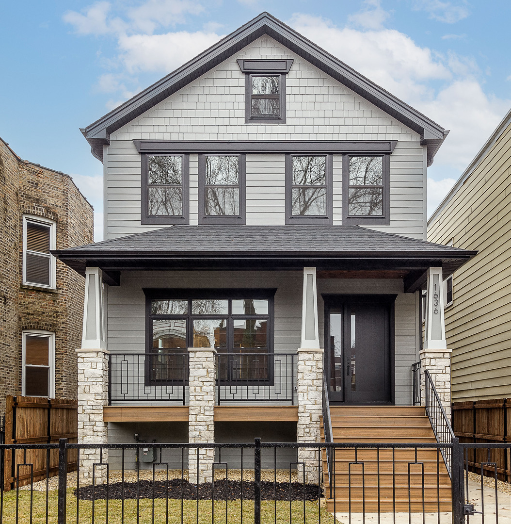 1636 W Carmen Avenue