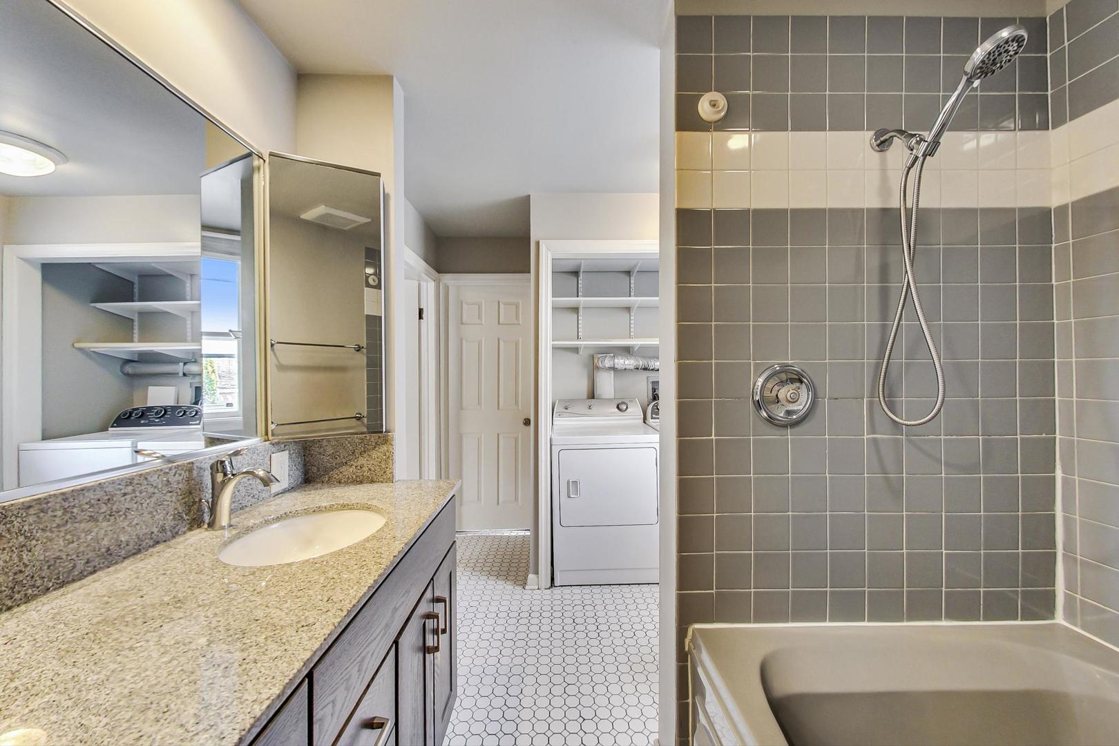 1415 W BARRY Avenue Unit: CH