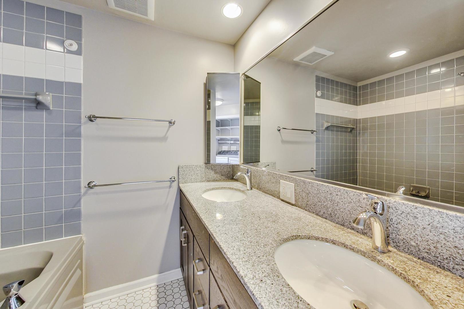 1415 W BARRY Avenue Unit: CH