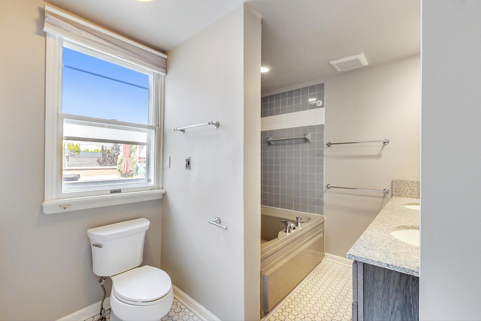 1415 W BARRY Avenue Unit: CH