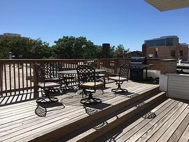 636 W GRACE Street Unit: 2W