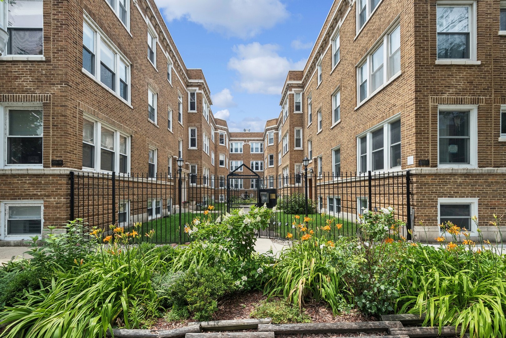 6906 N Lakewood Avenue Unit: 1E