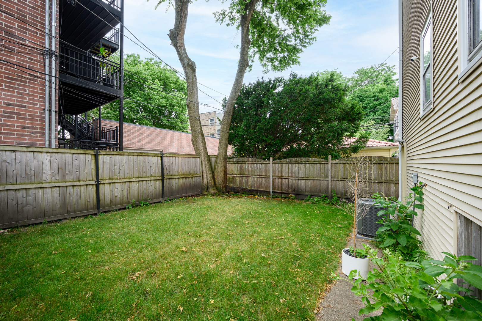 2111 W Wilson Avenue Unit: 2