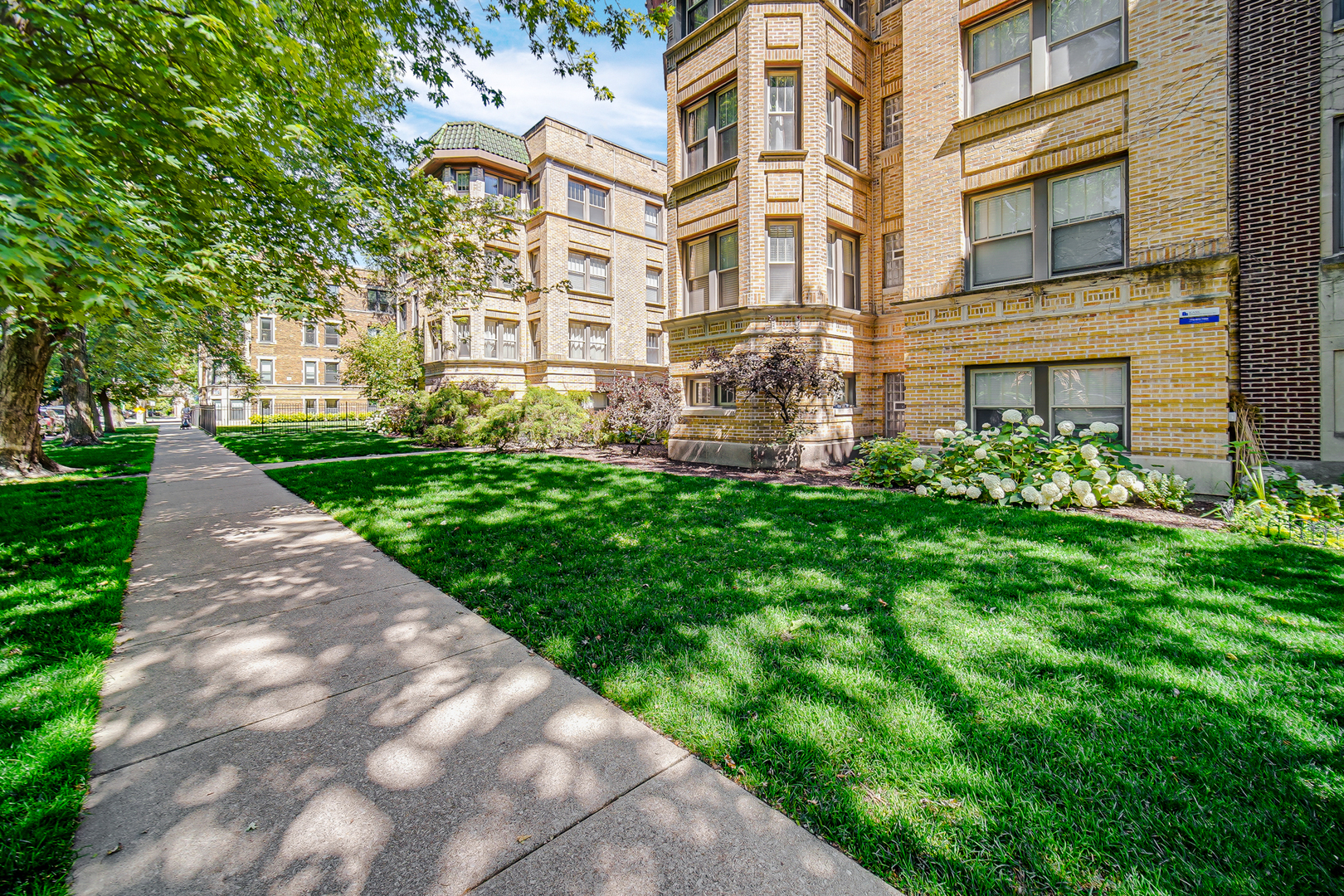 1358 W GREENLEAF Avenue Unit: 1N