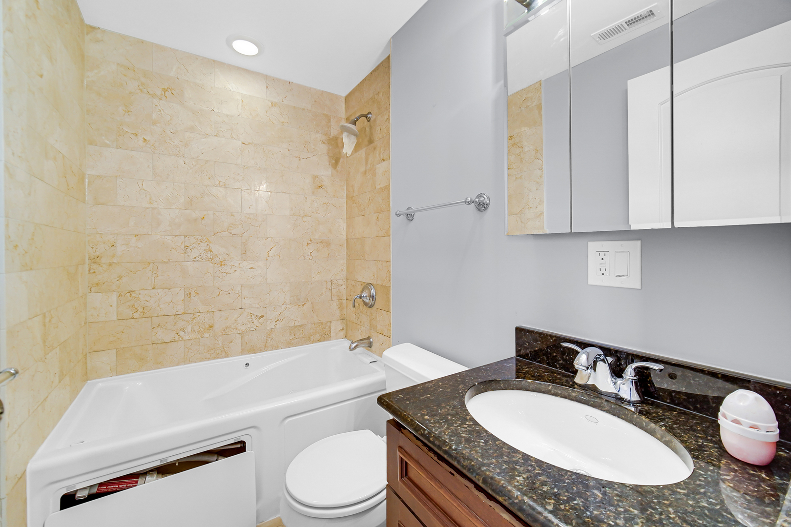 1358 W GREENLEAF Avenue Unit: 1N