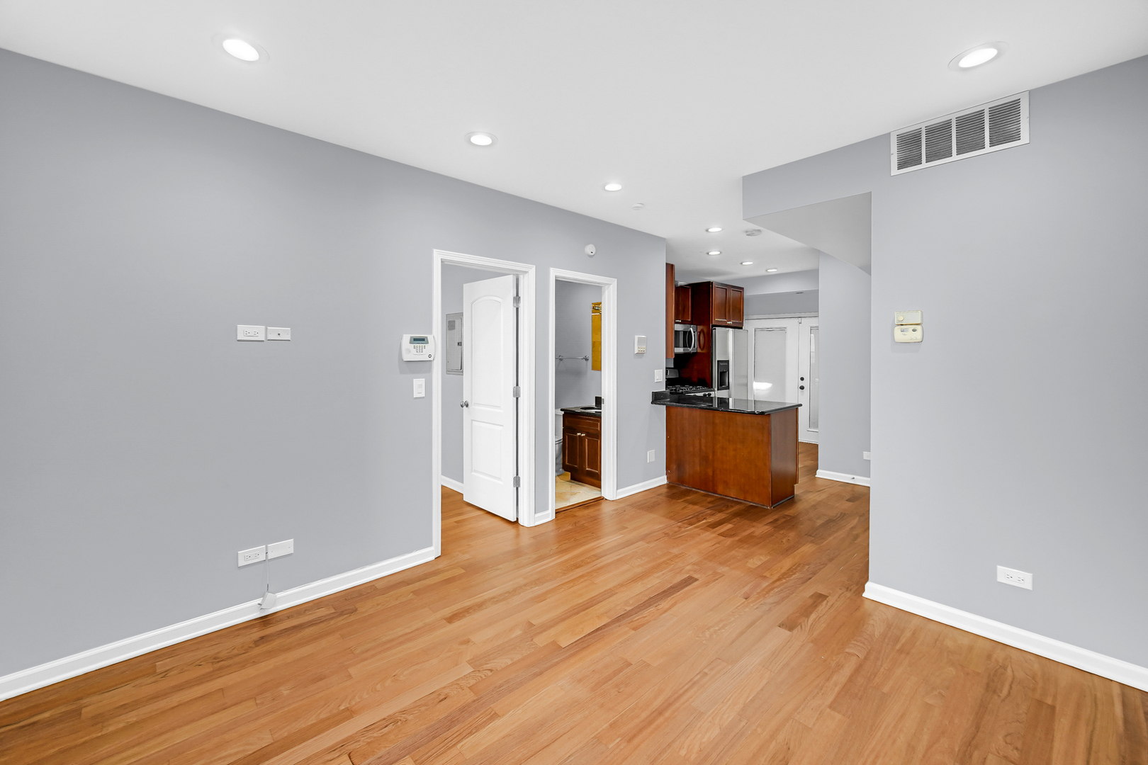 1358 W GREENLEAF Avenue Unit: 1N