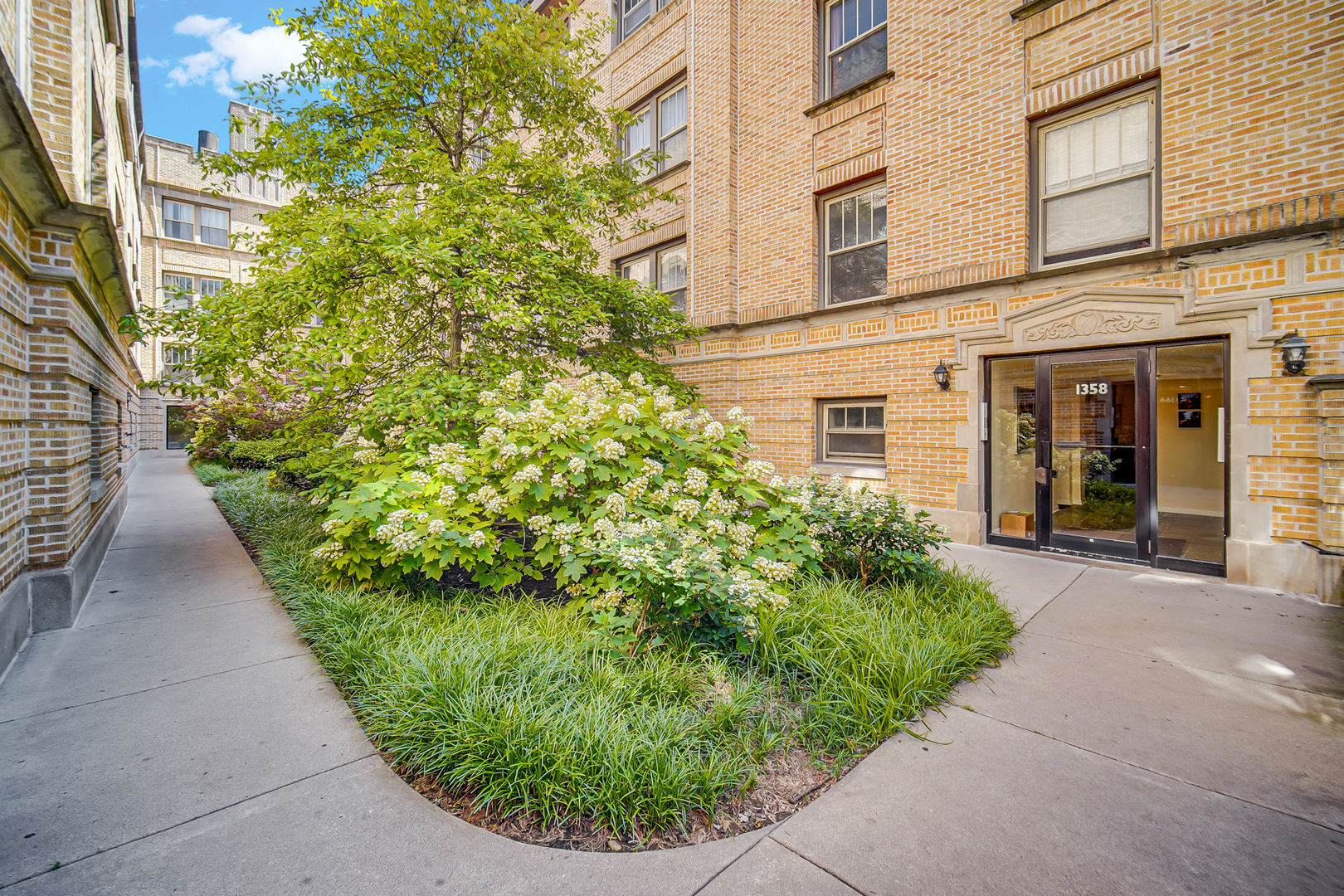 1358 W GREENLEAF Avenue Unit: 1N