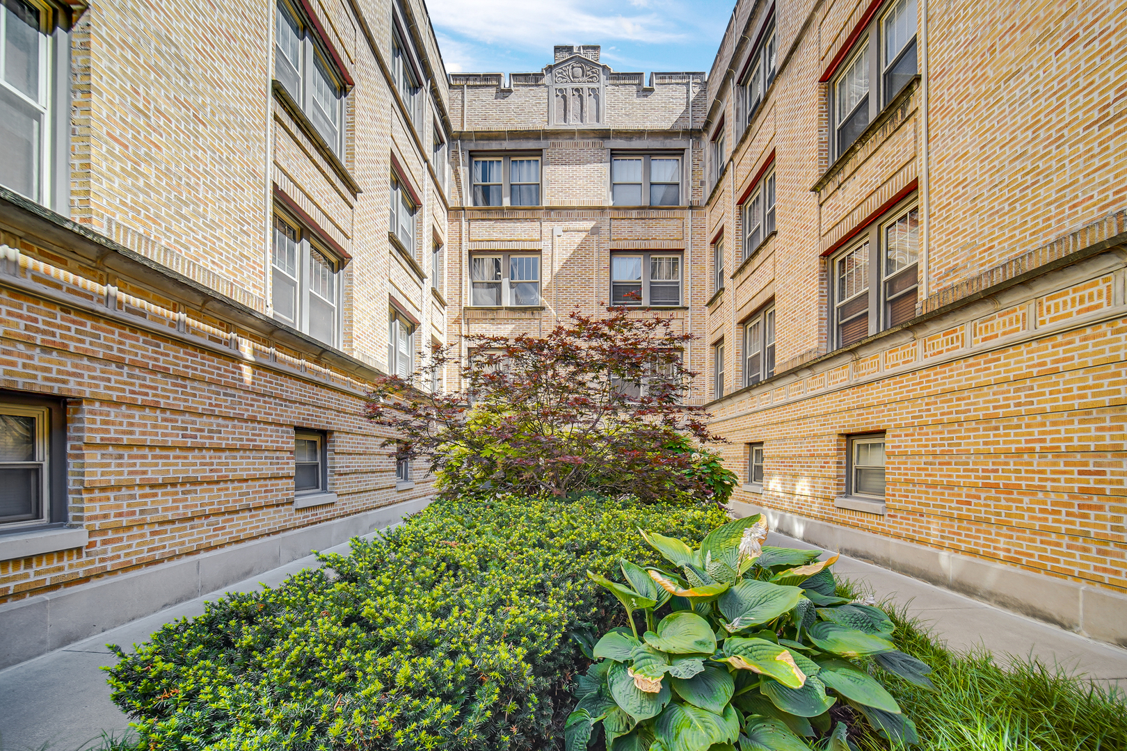 1358 W GREENLEAF Avenue Unit: 1N