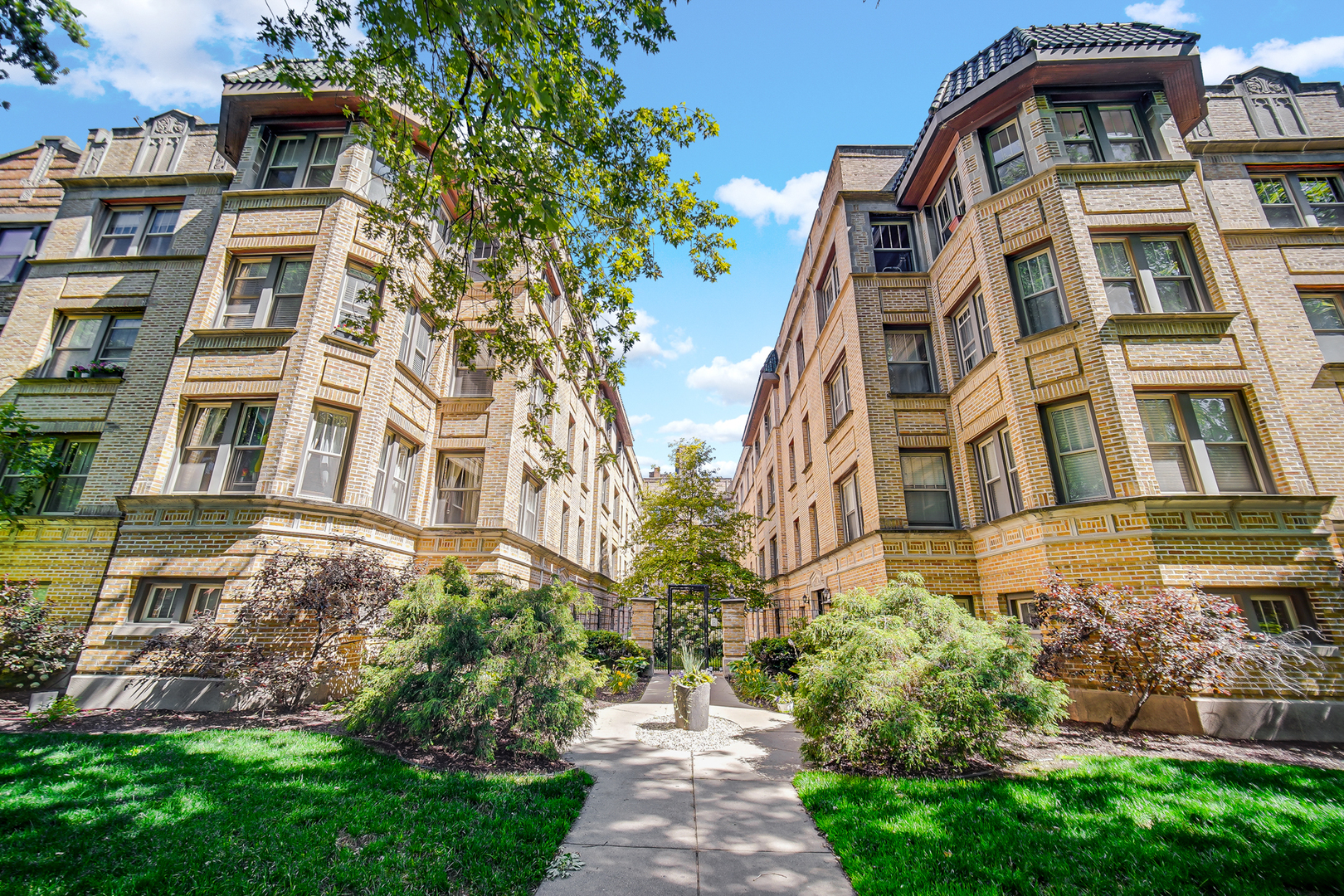 1358 W GREENLEAF Avenue Unit: 1N