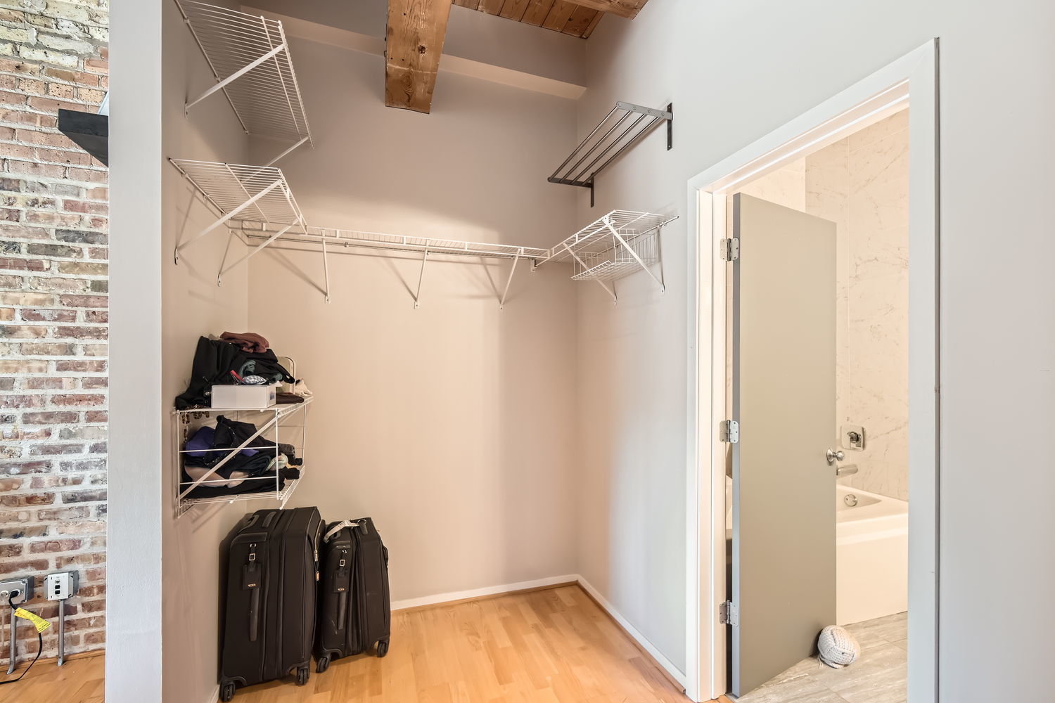 1740 N MAPLEWOOD Avenue Unit: 418