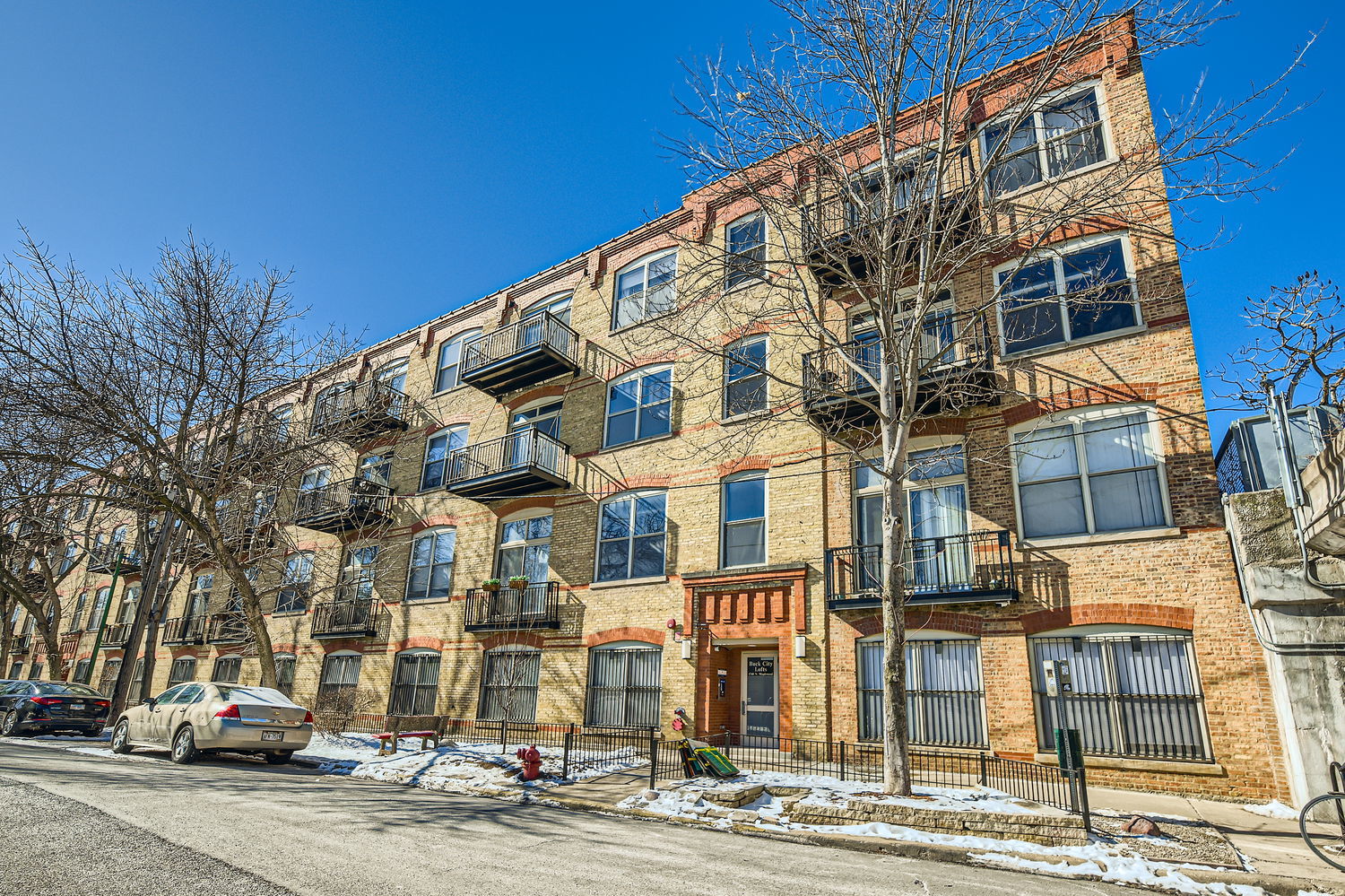 1740 N MAPLEWOOD Avenue Unit: 418