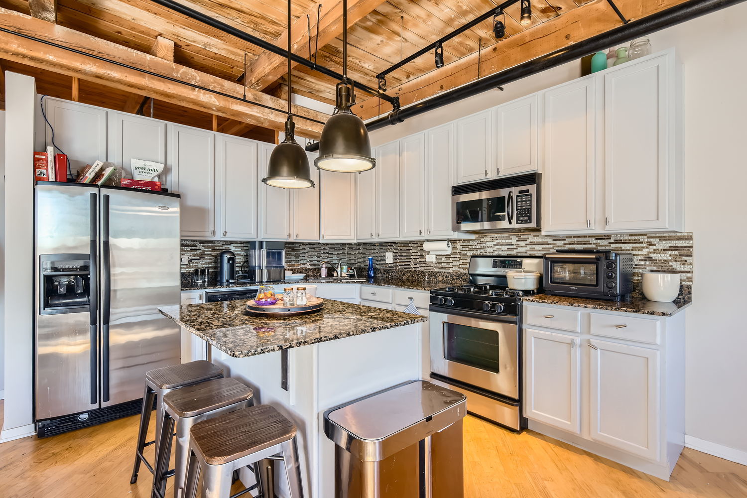 1740 N MAPLEWOOD Avenue Unit: 418