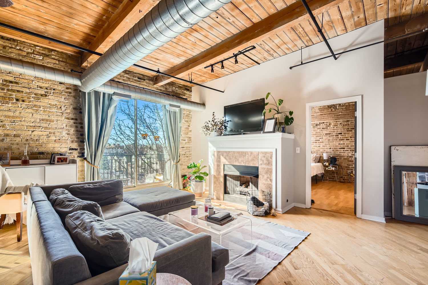 1740 N MAPLEWOOD Avenue Unit: 418