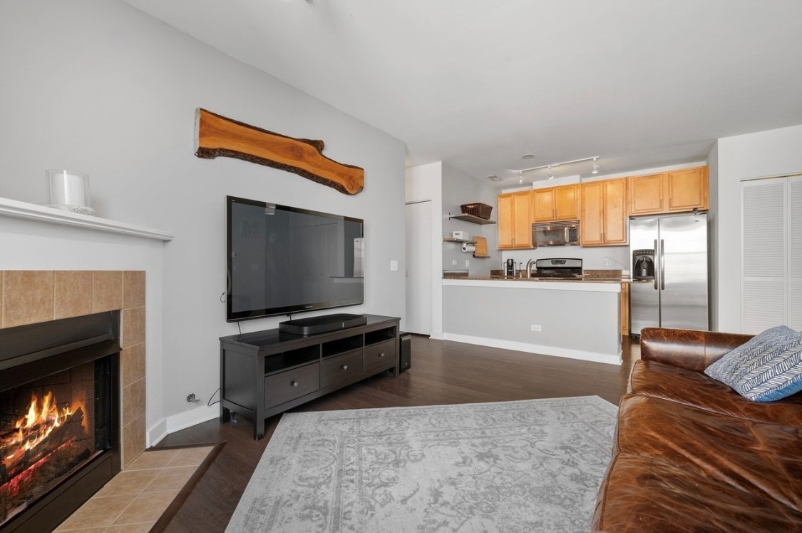 2238 W Maypole Avenue Unit: 303