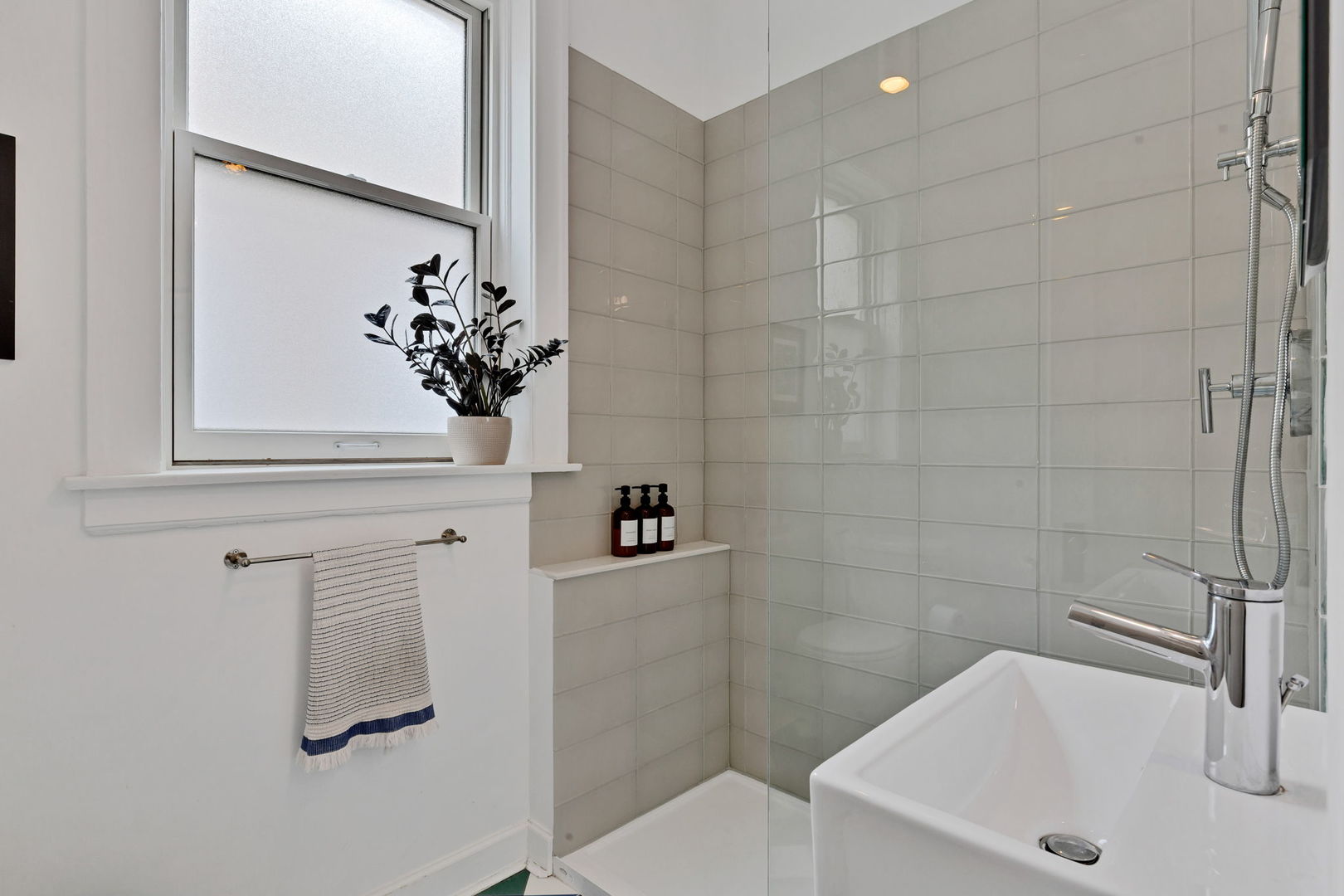 807 Hinman Avenue Unit: 3