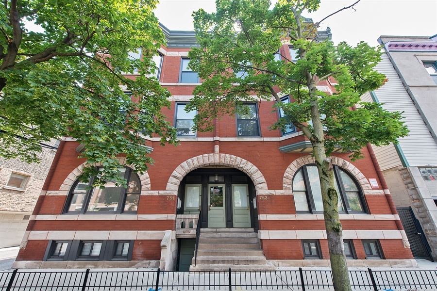 751 W Buckingham Place Unit: 2