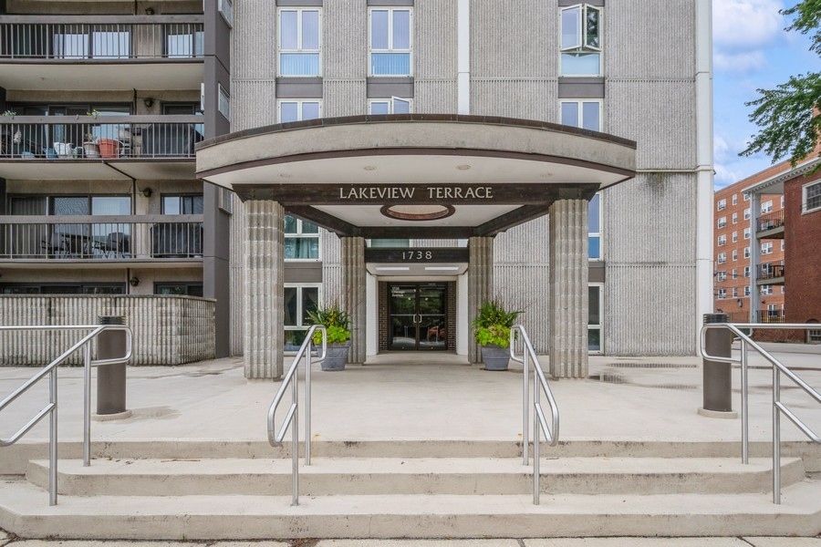 1738 Chicago Avenue Unit: 303