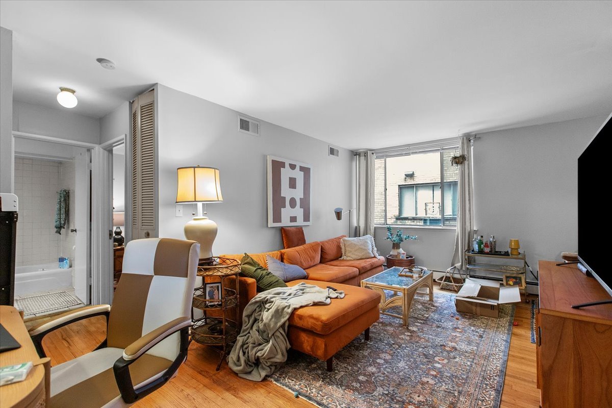 541 W OAKDALE Avenue Unit: 309
