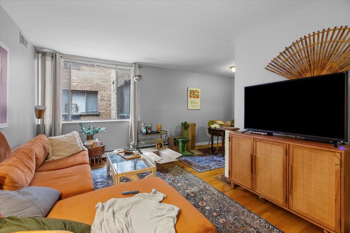 541 W OAKDALE Avenue Unit: 309