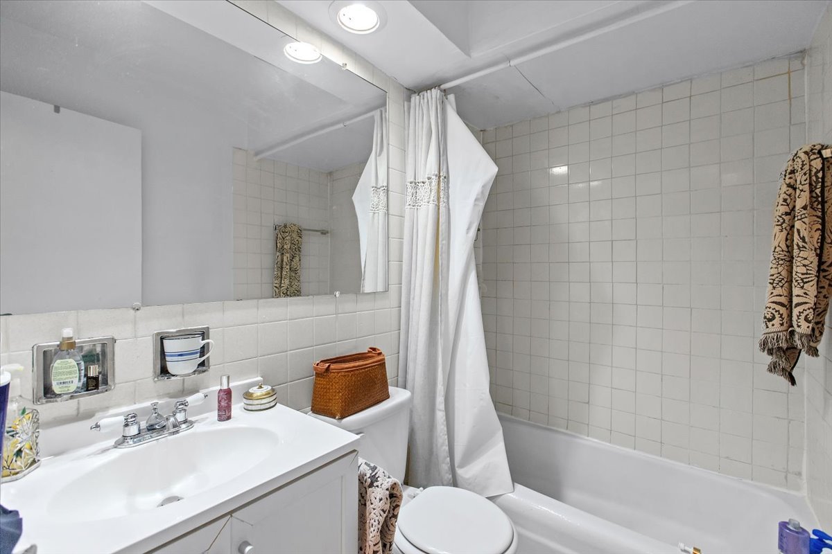 541 W OAKDALE Avenue Unit: 309