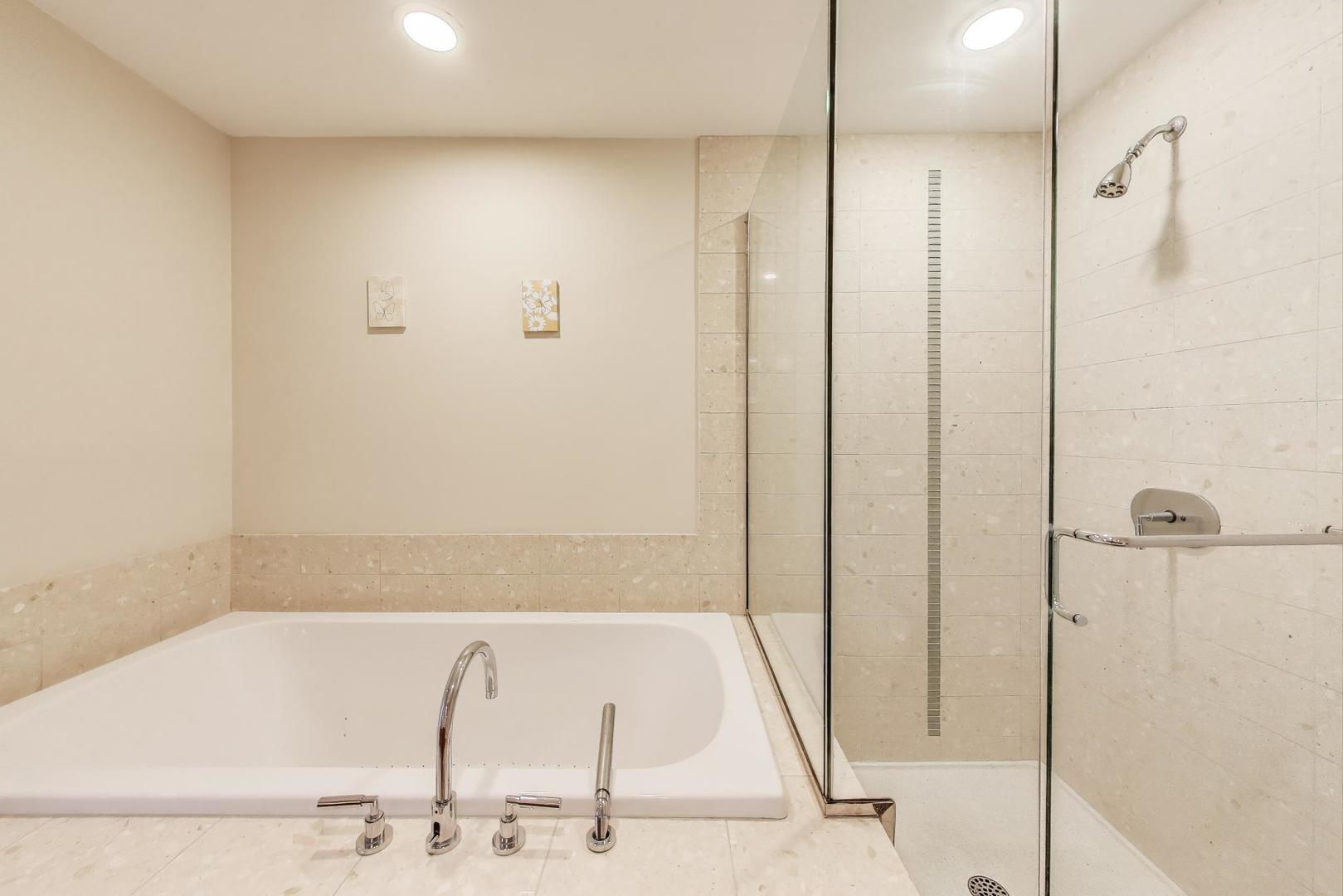 340 E RANDOLPH Street Unit: 1002