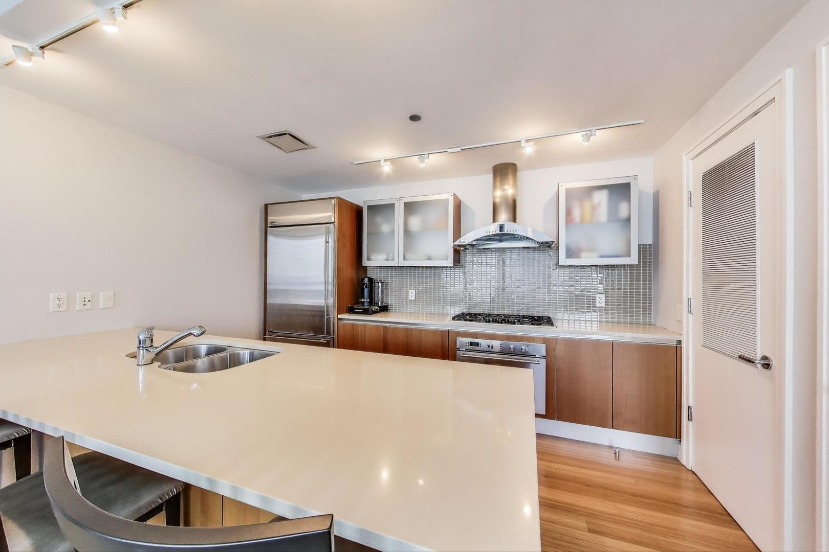 340 E RANDOLPH Street Unit: 1002