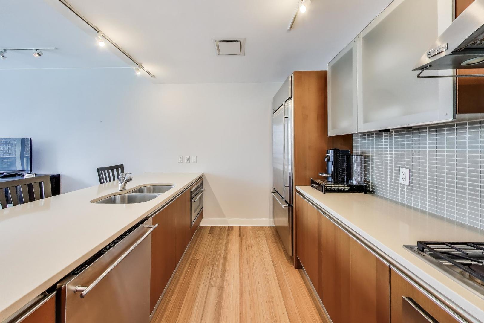 340 E RANDOLPH Street Unit: 1002