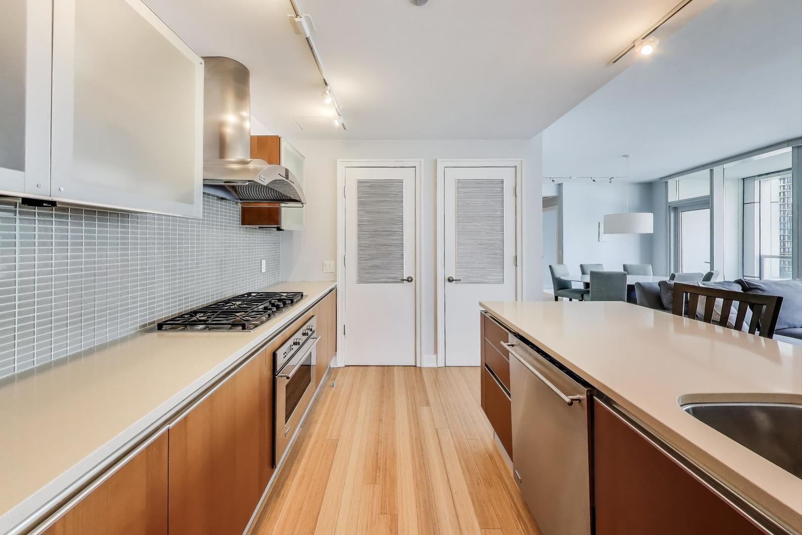 340 E RANDOLPH Street Unit: 1002