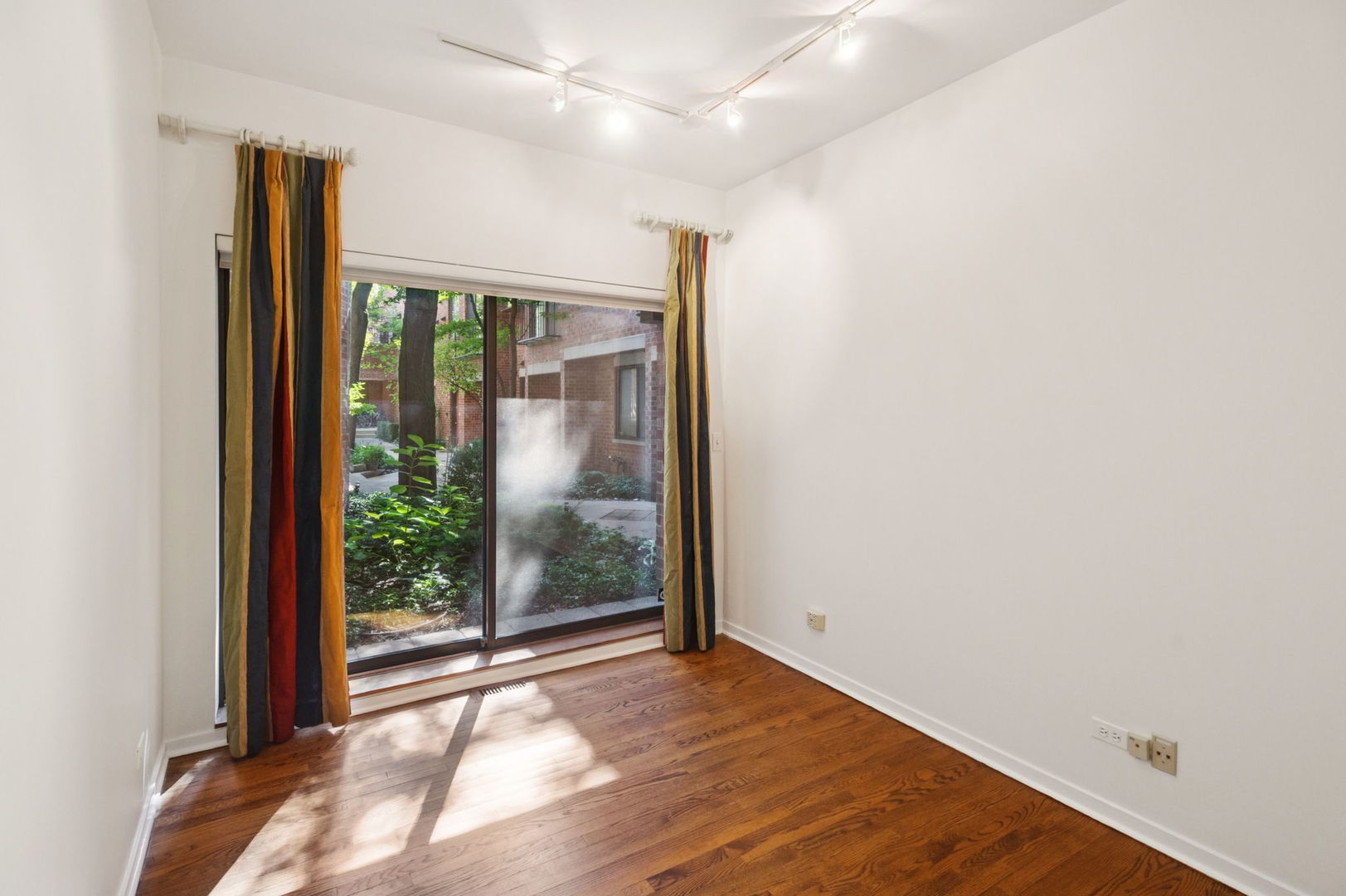 416 W Grant Place Unit: G