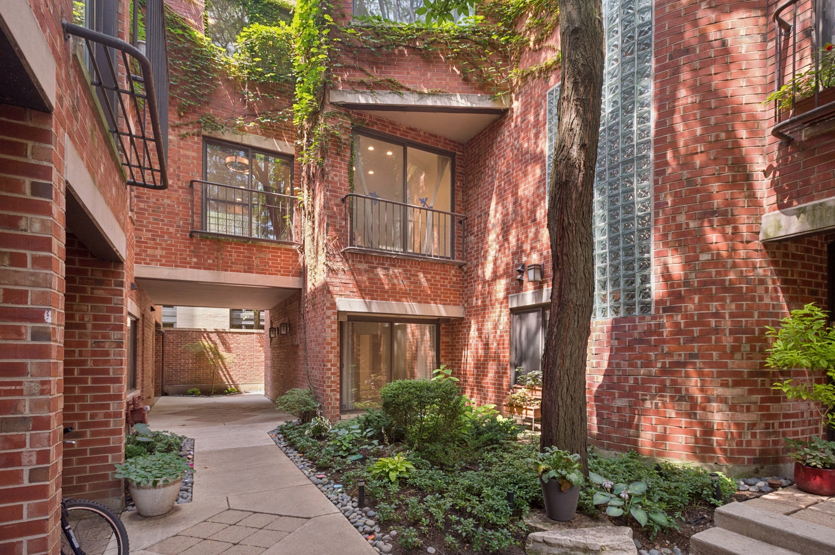 416 W Grant Place Unit: G