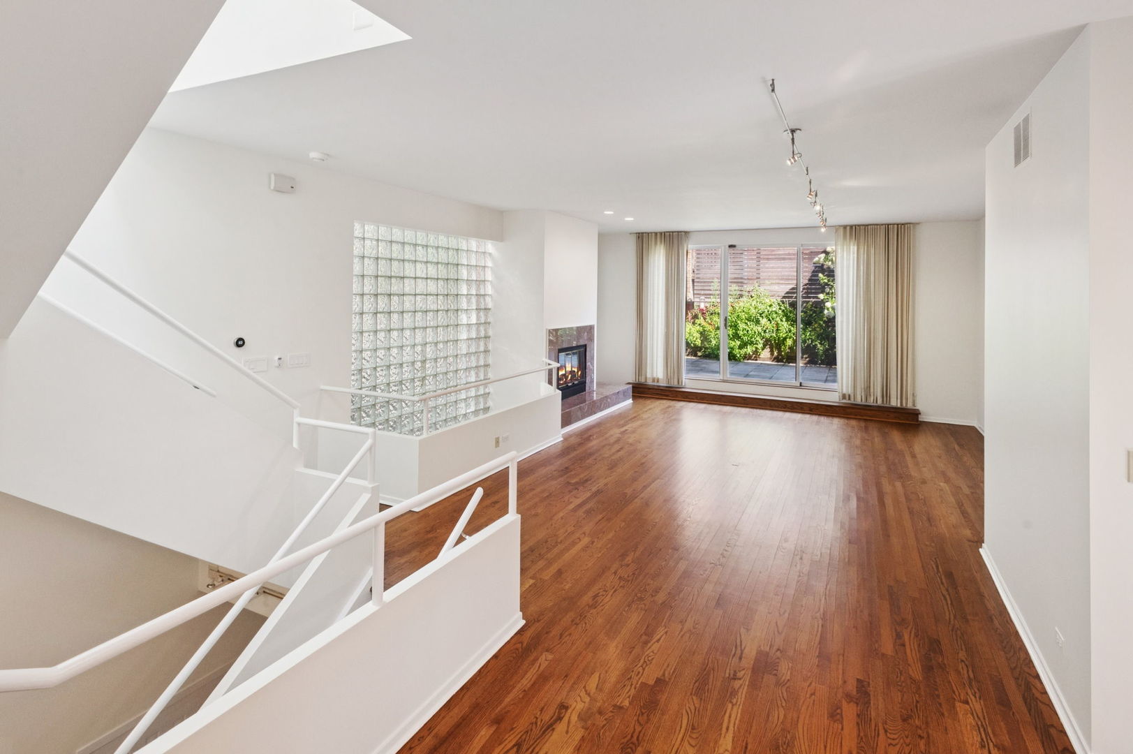 416 W Grant Place Unit: G