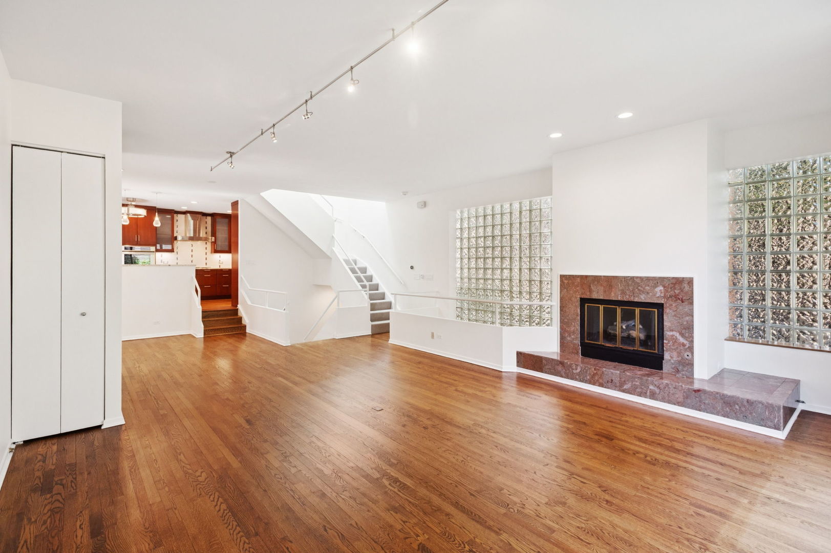 416 W Grant Place Unit: G