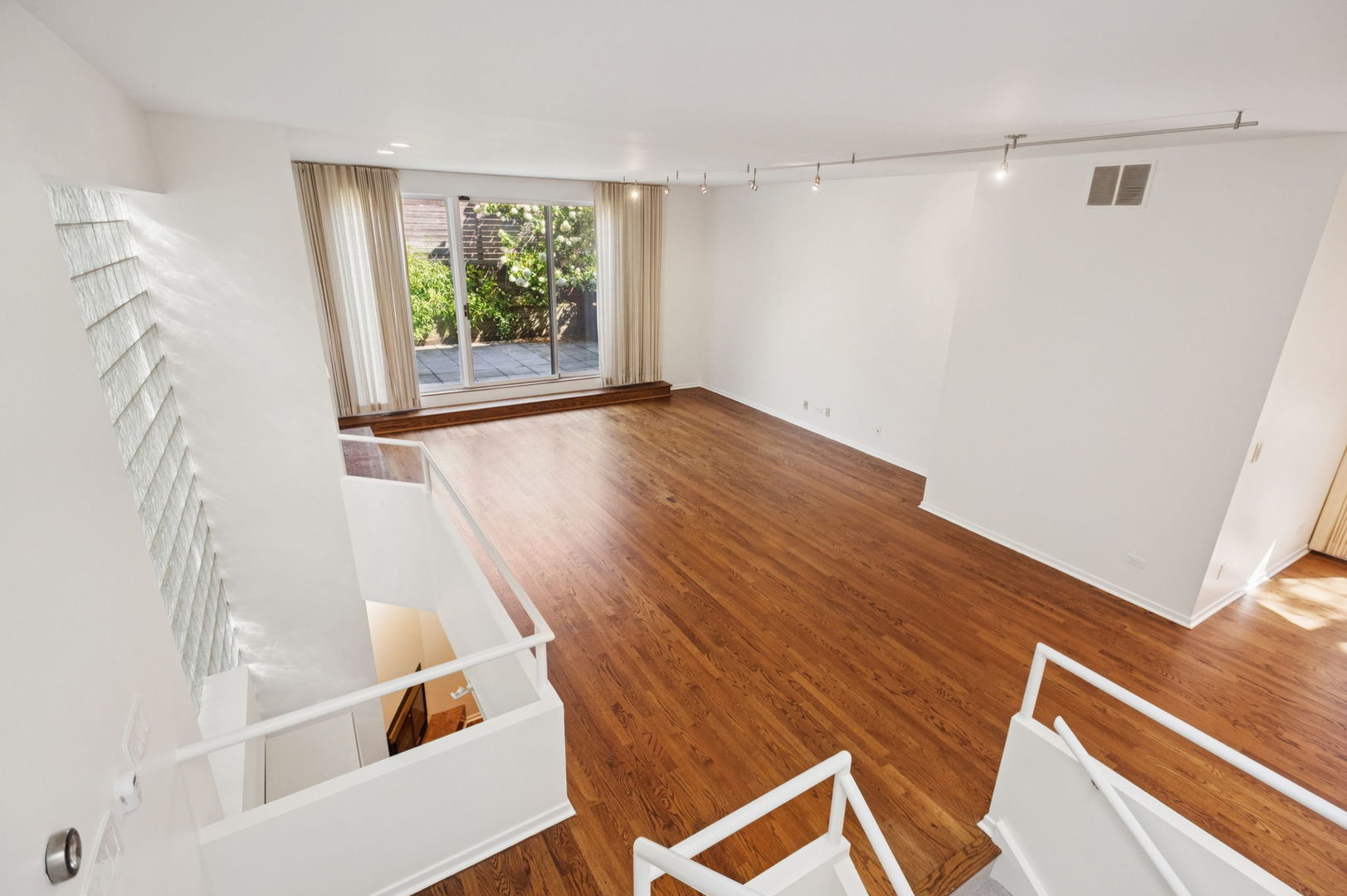 416 W Grant Place Unit: G