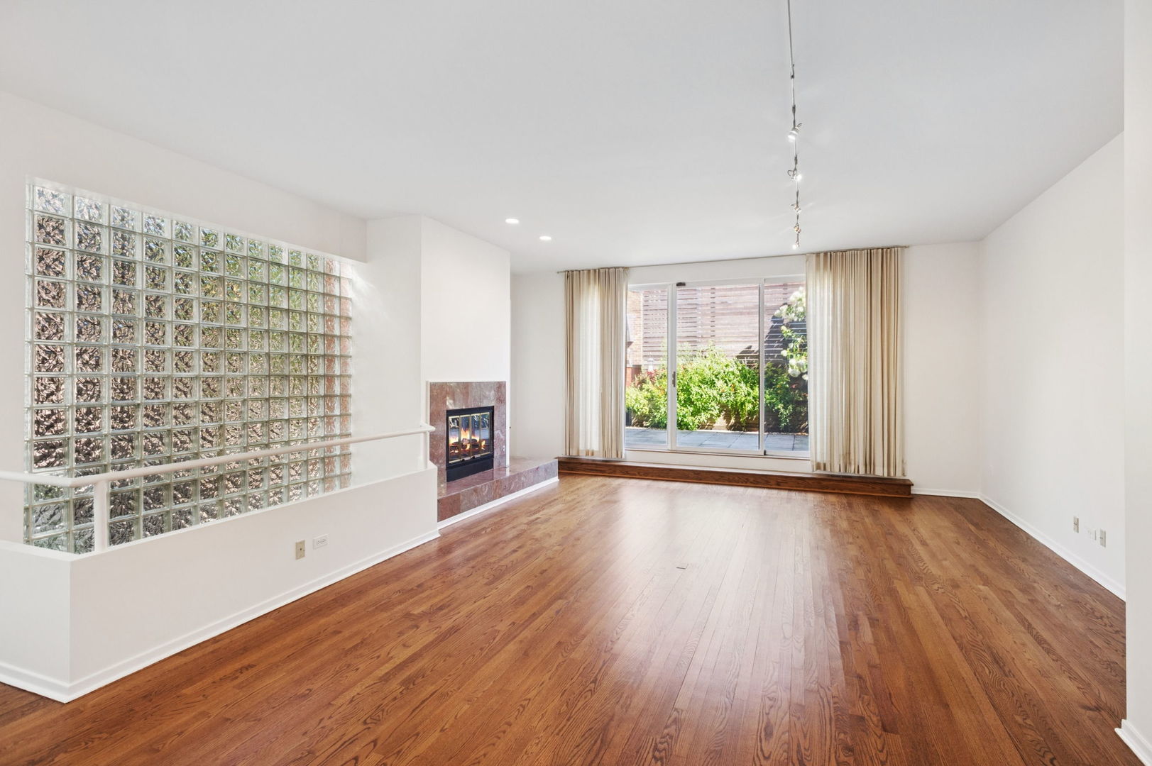 416 W Grant Place Unit: G