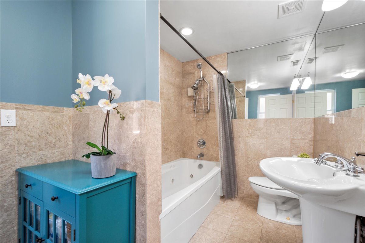 820 DOBSON Street Unit: 3E