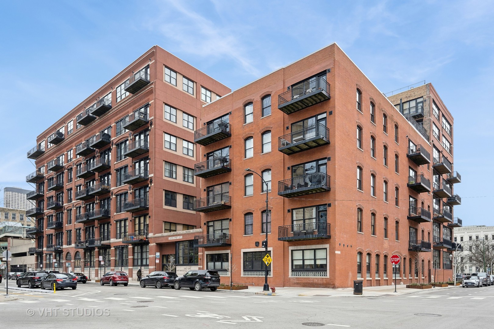 226 N Clinton Street Unit: 526