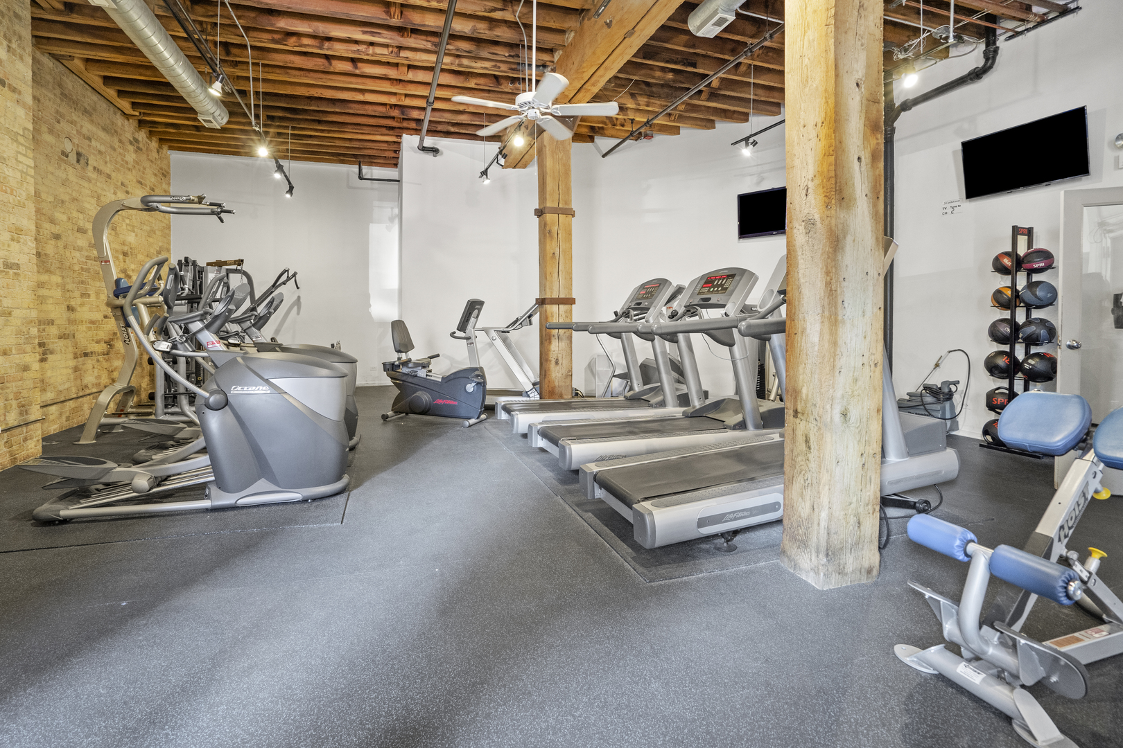 226 N Clinton Street Unit: 526