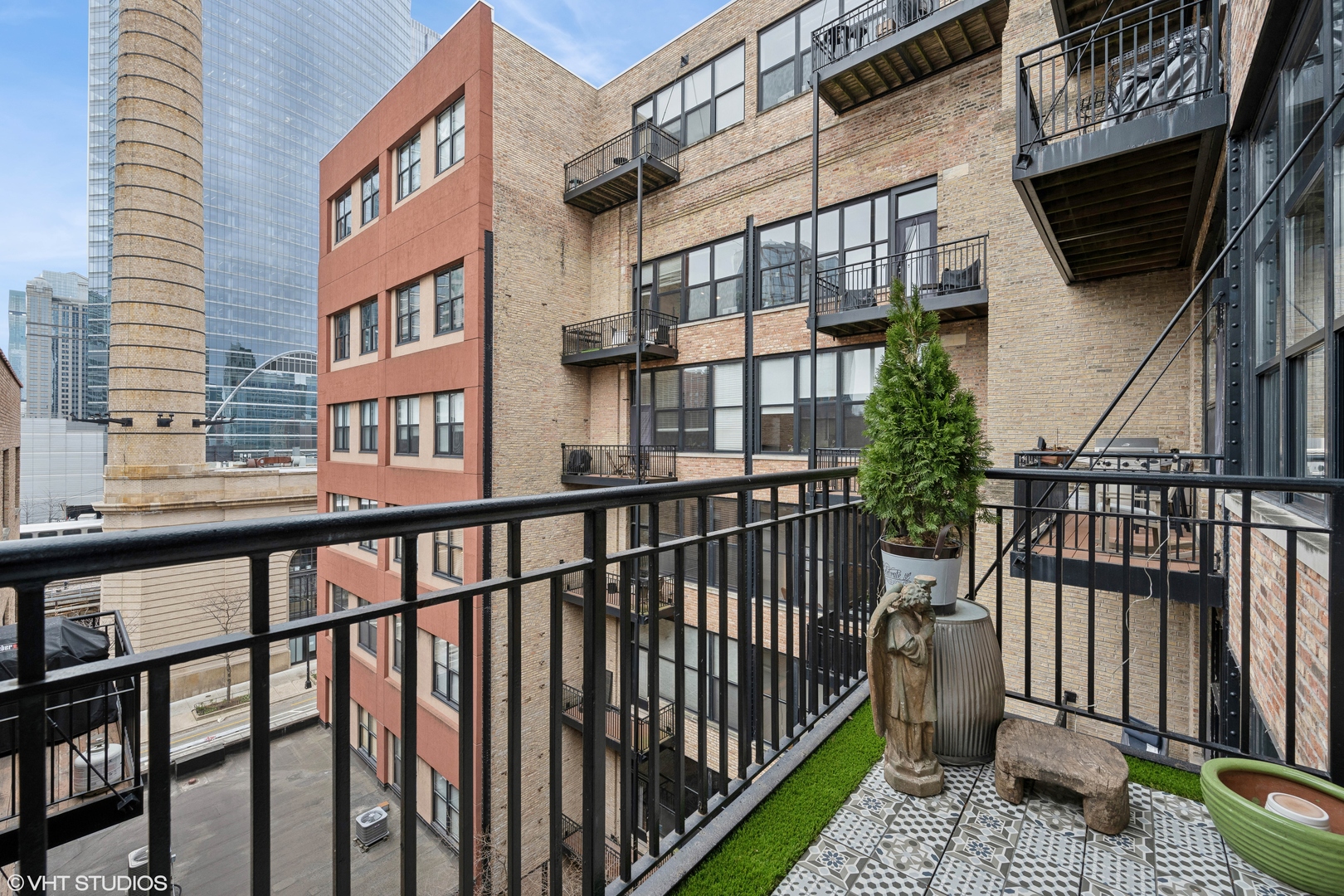 226 N Clinton Street Unit: 526