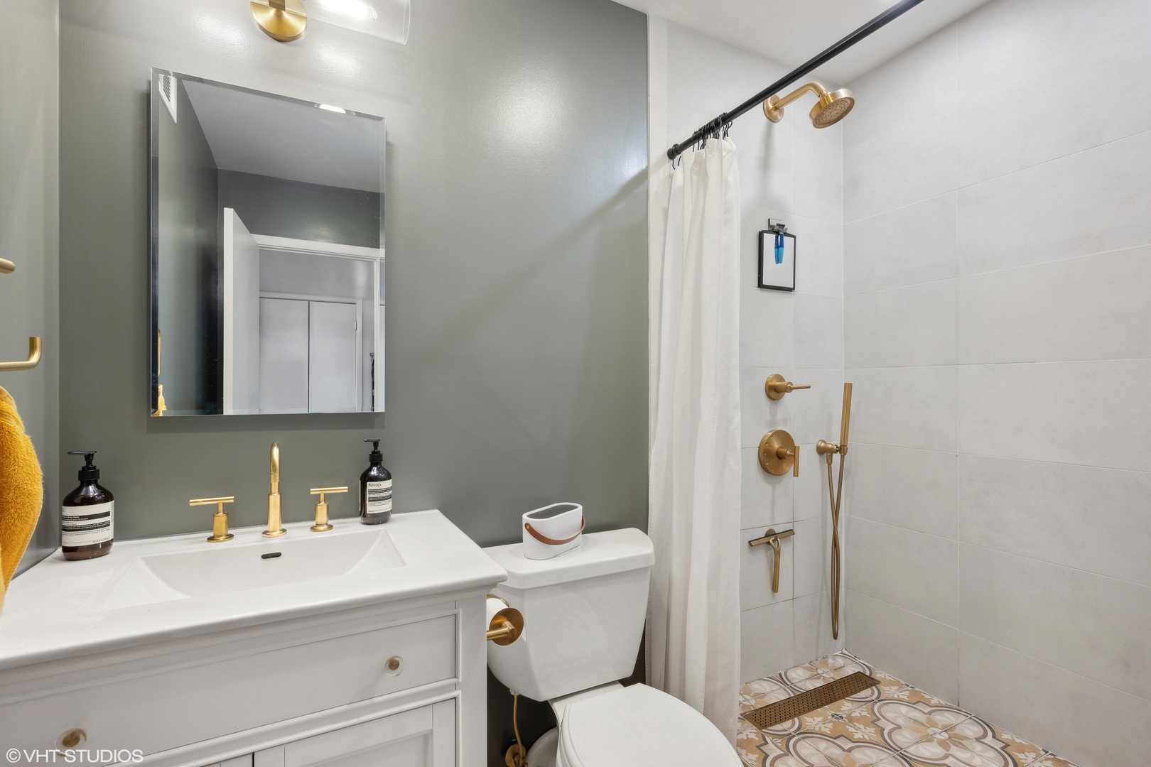 226 N Clinton Street Unit: 526