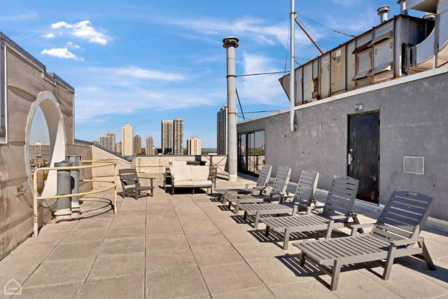 1309 N Wells Street Unit: 1202