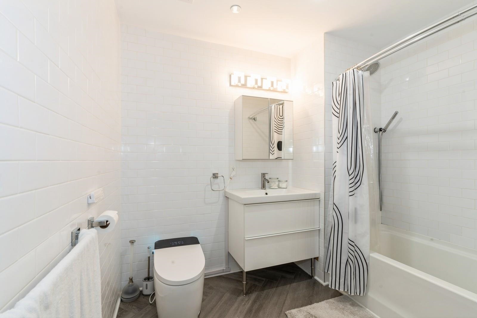 142 CHARLES ST Unit: 301