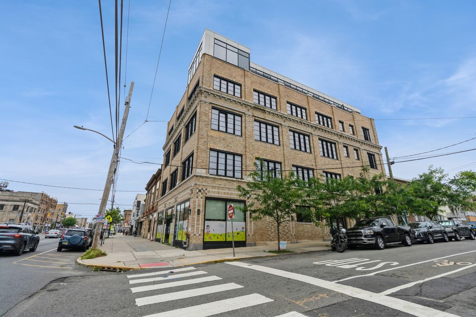 142 CHARLES ST Unit: 301
