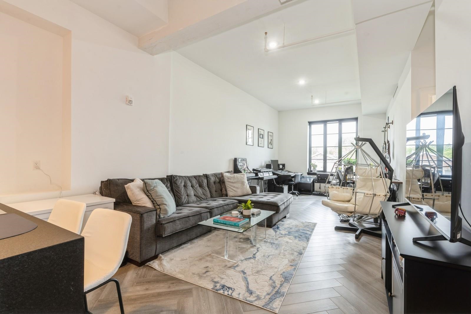 142 CHARLES ST Unit: 301