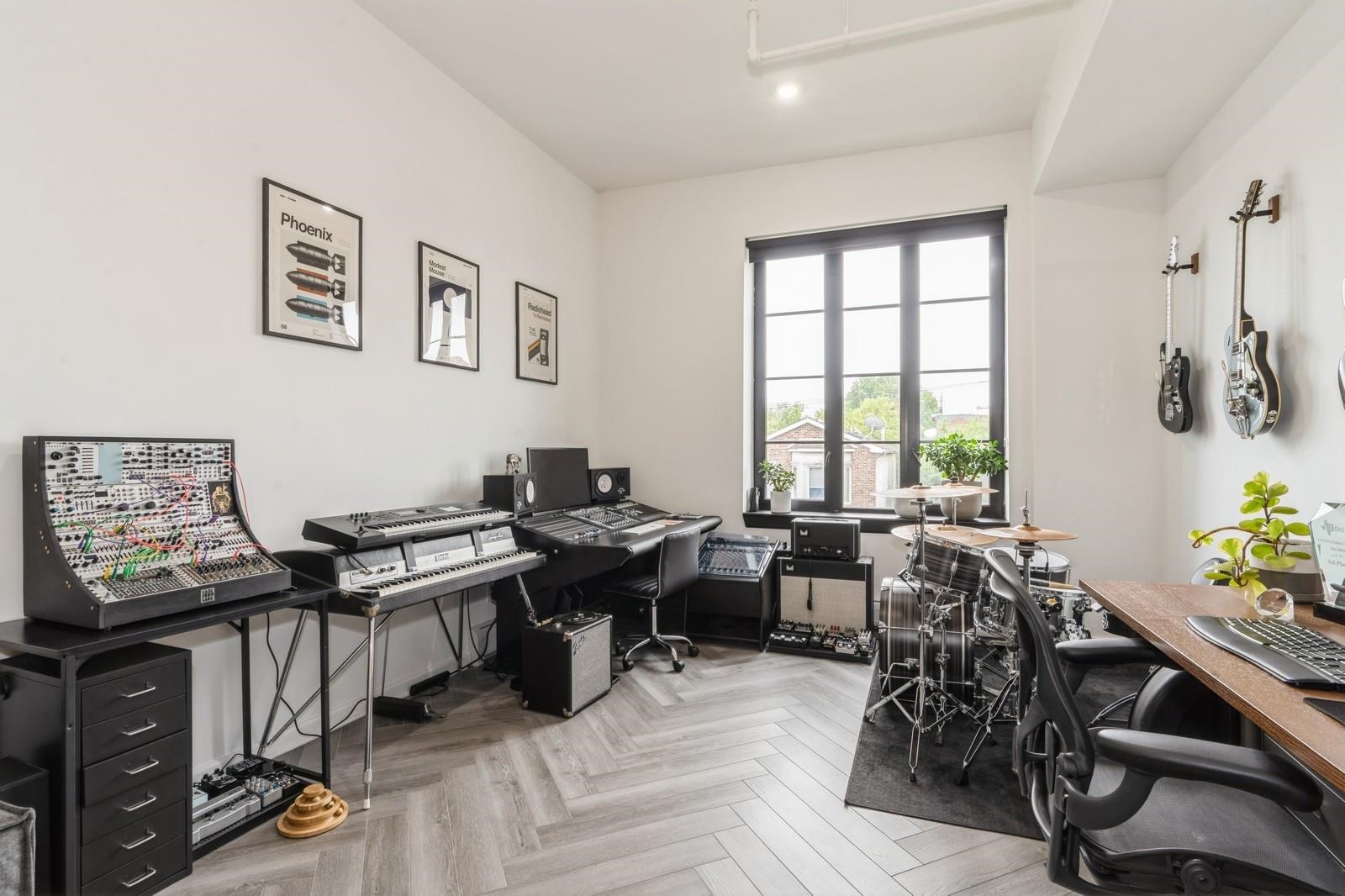 142 CHARLES ST Unit: 301