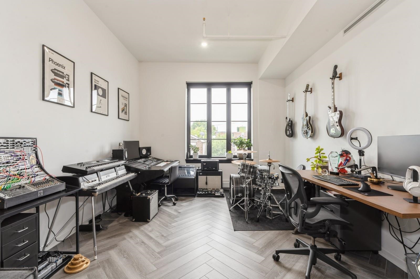 142 CHARLES ST Unit: 301