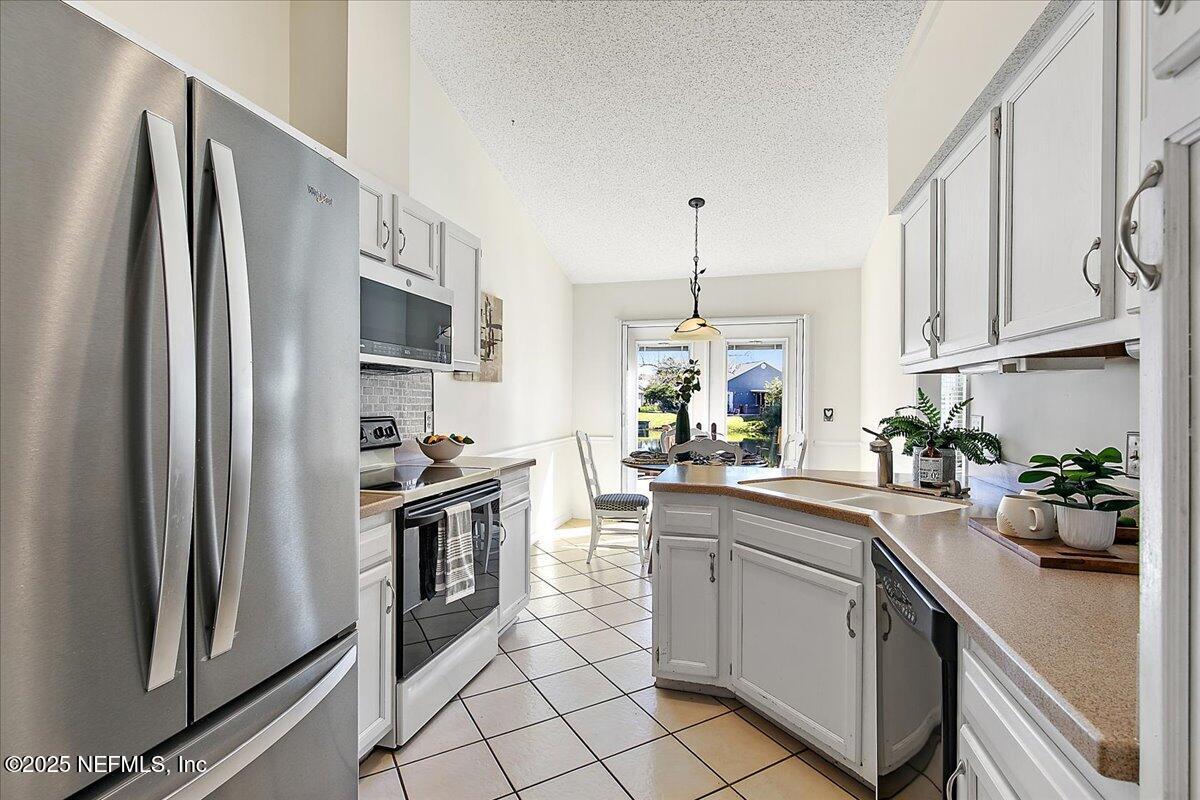 313 CHARLEMAGNE Circle