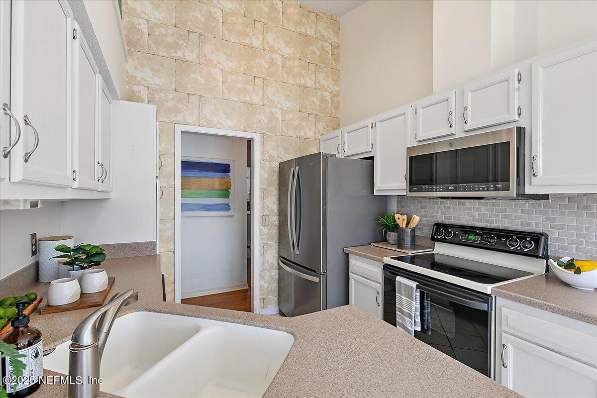 313 CHARLEMAGNE Circle
